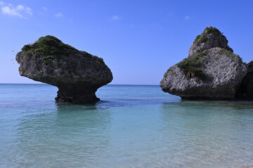 南国の青空と碧い海と大きな2つの岩