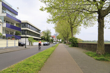 Düsseldorf, Rheinallee in Heerdt, Blickrichtung Norden