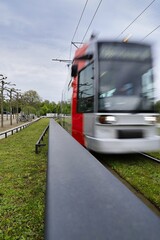 Düsseldorf, die Straßenbahn rauscht heran