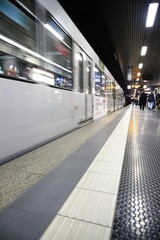 Düsseldorf, die U-Bahn rauscht in den Bahnhof