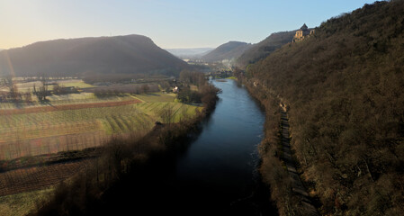Obraz premium Céou valley with the castle of Castelnaud-la-chapelle and the Dordogne river
