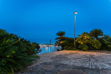 Blaue Stunde am Mirador de l'Alcalde mit Ausblick auf den alten Hafen in Barcelona, Spanien