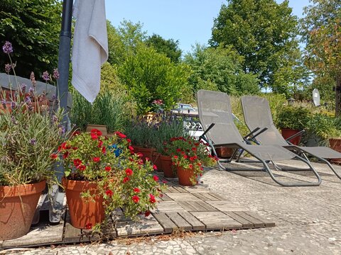 Sonnenliegen auf der Terasse