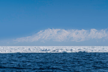 知床連山と流氷	