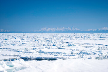 Obraz premium 知床連山と流氷 