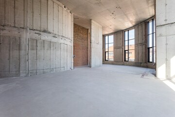 Obraz premium interior of the apartment without decoration in gray colors. rough finish