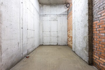 Obraz premium interior of the apartment without decoration in gray colors. rough finish