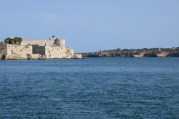 Fototapeta na wymiar Siracusa (4): panoramica verso Castello Maniace e ingresso Porto Grande.