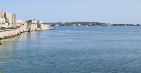 Siracusa (7): panoramica verso Castello Maniace e ingresso Porto Grande.