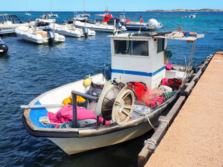 The Pointu Provencal is a traditional and colorful fishing boat. It is to its shape that this boat owes its name. Also called Marseille barquette, it charmingly magnifies the Provencal coast