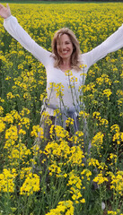 Fototapeta premium beautifull girl portrait in a yellow flowers field