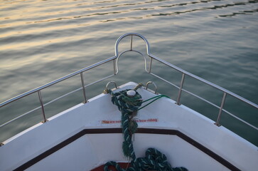 Obraz premium A yacht in the ocean at sunset