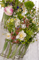 Arrangement von bunten Frühlingsblumen