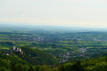 Obraz premium Wulkatal mit Blick ins Burgenland über Forchtenstein