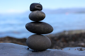 rocas apiladas en la playa