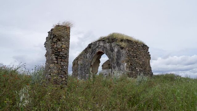 Ruinas de la Ermita de San Bartolom&eacute; en Talarrubias, Badajoz, Extremadura, Espa&ntilde;a. Marzo de 2024.
