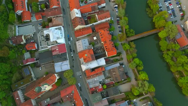 Luftaufnahme Kastenmuhlwehr in Weidach Weidachmuhle Wolfratshausen im Sommer. Aerial view of Isar River canal and dam. River crossing dam with pedestrian bridge in Wolfratshausen in Bavaria, Germany. 