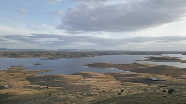Panor&aacute;mica 360&ordm; del Cerro Masatrigo ubicado en el t&eacute;rmino municipal de Esparragosa de Lares, en la provincia de Badajoz, Extremadura, Espa&ntilde;a. Mayo 2024.