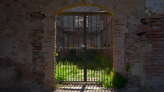 Detalle de la entrada de las ruinas del Convento de la Visitaci&oacute;n en Puebla de Alcocer, Badajoz, Extremadura, Espa&ntilde;a. Mayo de 2024.