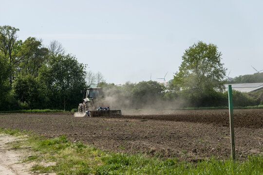 Landwirt beim Grubbern eines Feldes