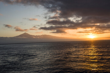 Blick von La Gomera auf den Sonnenaufgang über Teneriffa