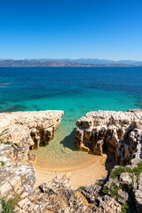 Kleine, leere Badebucht an der Nordostküste von Korfu mit türkisblauem Wasser