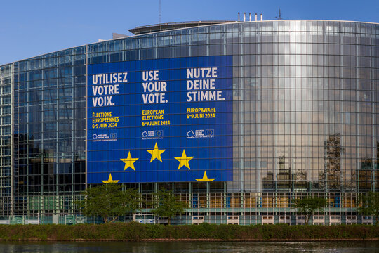 Sitzungebäude des Europäischen Parlaments in Straßburg. Für die kommende Europawahl 2024 wurde ein überdimensionales mehrsprachiges Plakat mit dem Aufruf zur Stimmabgabe abgebracht.