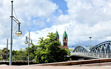 Blaue Brücke in Freiburg unter Wolken
