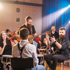 leute, frau, group, musics, konzert, band, business, freund, gitarre, party, person, musikant, orchestra, gestalten, singer, bühne, instrument, aufführung, gesang, ehepaar, fummeln, besprechung, hutwe