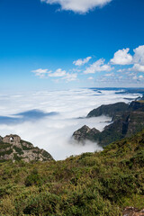 nuvens brancas e a Pedra furada Morro da Igreja - Urubici - Serra Catarinense - Serra Geral - Santa Catarina - Brasil