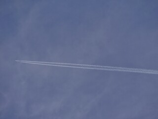 Kondensstreifen eines Flugzeugs am Himmel