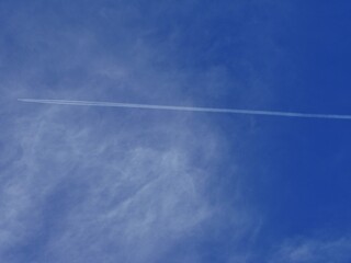 Kondensstreifen eines Flugzeugs am Himmel