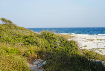 Fototapeta na wymiar View of the beach from the hiking trail
