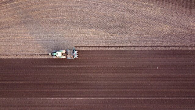 Traktor mit S&auml;maschine bei der Aussaat von Mais auf einem Acker auf, Landwirtschaft, Drillsaat, Pflanzenanbau, Luftbild