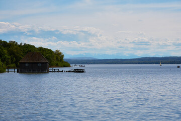 Ammersee Landschaftsaufnahme mit Seehaus und Alpen im Hintergrund