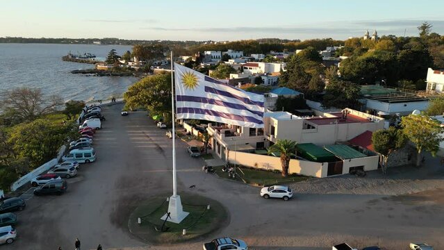 Bandera de. Uruguay Flameando sobre el Rio de la Plata