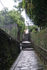 雨の祈念坂