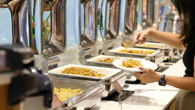 scooping the food, catering, dinner time
