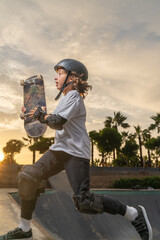 Naklejka premium Boy at the skate park wearing a helmet