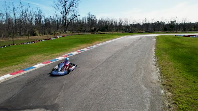 Carrera o practica de cartings. Pista de Cartings. Personas corriendo carreras. Practica de carrera. Deporte. Footage de carrera de carting.
