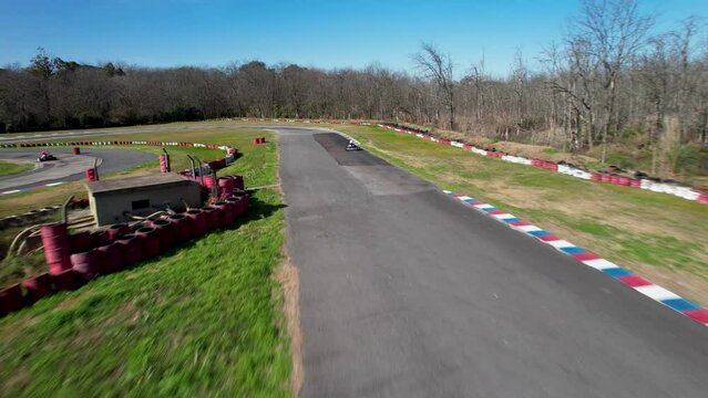 Carrera o practica de cartings. Pista de Cartings. Personas corriendo carreras. Practica de carrera. Deporte. Footage de carrera de carting.