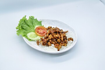 Dried Honey Fried Squid is dry fried with honey seasoning, a delicious combination of sweet, savory and crunchy flavors. Apart from that, now comes with a new, more unique appearance.