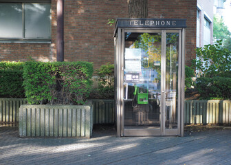 公衆電話ボックスのある風景
