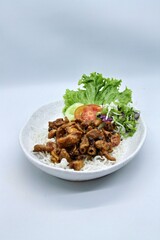 Dried Honey Fried Squid is dry fried with honey seasoning, a delicious combination of sweet, savory and crunchy flavors. Apart from that, now comes with a new, more unique appearance.