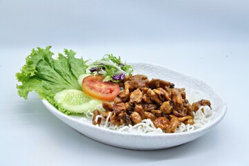 Dried Honey Fried Squid is dry fried with honey seasoning, a delicious combination of sweet, savory and crunchy flavors. Apart from that, now comes with a new, more unique appearance.