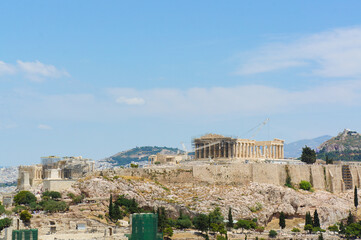 ギリシャの首都アテネの街中に建つ神殿が見える風景