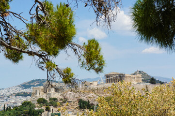 ギリシャの首都アテネの街中に建つ神殿が見える風景