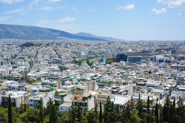 青空のもとのギリシャの中心地アテネの風景
