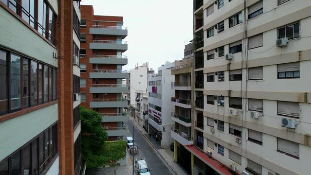Dron entre edificios y departamentos, Ciudad de Buenos Aires, Argentina, San Telmo