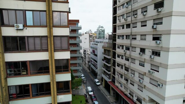 Dron entre edificios y departamentos, Ciudad de Buenos Aires, Argentina, San Telmo